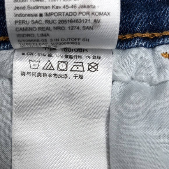 Old Navy boyfriend jean shorts, 5 pkt styling cut-offs, medium wash -size 4 - Picture 5 of 7